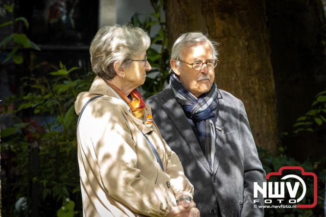 Volle terrassen, bruisende kleedjesmarkt en sportieve Wallenloop: Elburg leeft tijdens koningsdag! - &copy; NWVFoto.nl